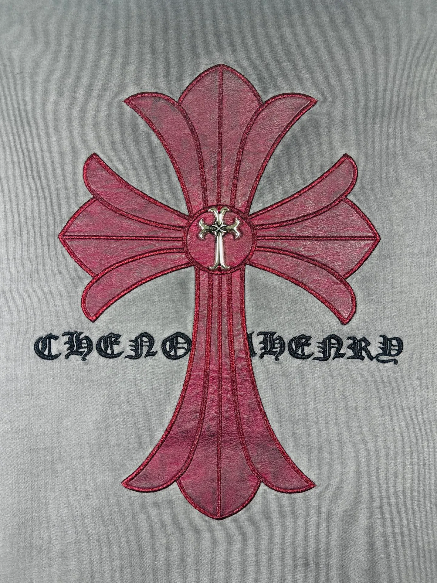 P260 ch high version Chrome Hearts 2025 new autumn and winter cross patch washed spray horse slip leather long-sleeved T-shirt, fabric: 26 double yarns, 320 grams weight, Angora red thread weaving, heavy wash water ➕ fried color + spray horse slip printing process: patch embroidery, secondary color spray horse slip process Color: charcoal gray Size: S M L XL Style number: 5176